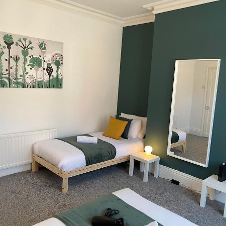 Kitchener - Wonderful 2-Bedroom Apt Sleeps 5 Free Parking Free Wifi ゲーツヘッド エクステリア 写真
