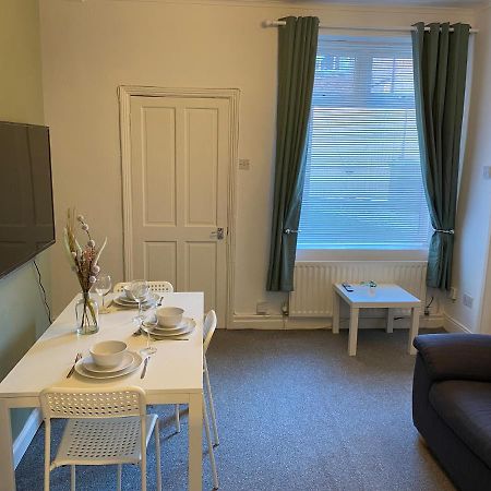 Kitchener - Wonderful 2-Bedroom Apt Sleeps 5 Free Parking Free Wifi ゲーツヘッド エクステリア 写真