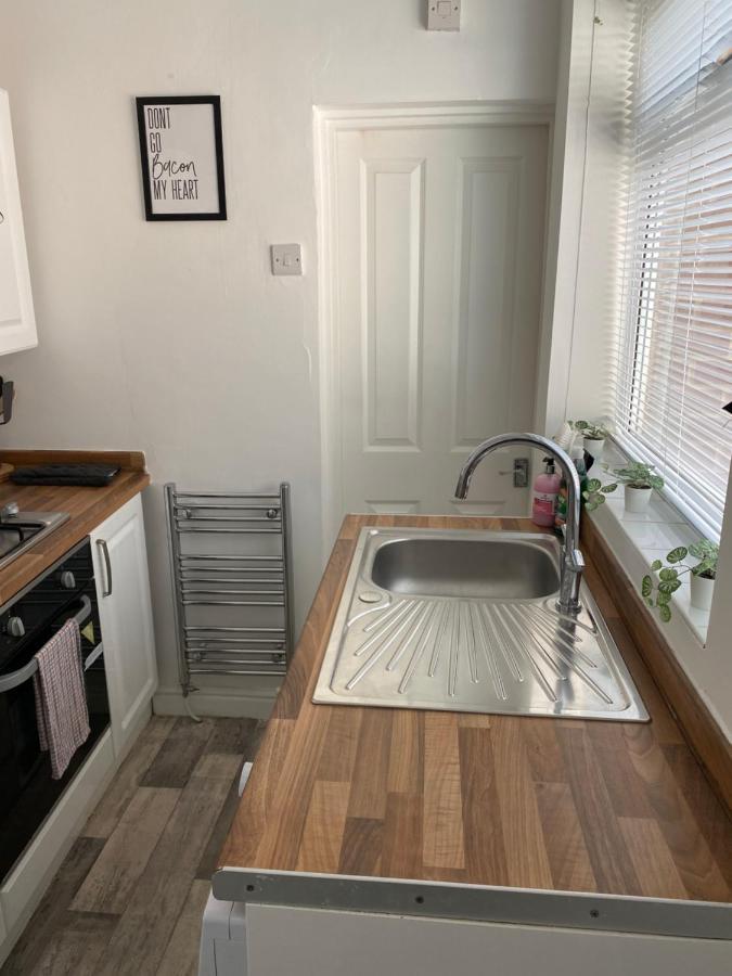 Kitchener - Wonderful 2-Bedroom Apt Sleeps 5 Free Parking Free Wifi ゲーツヘッド エクステリア 写真