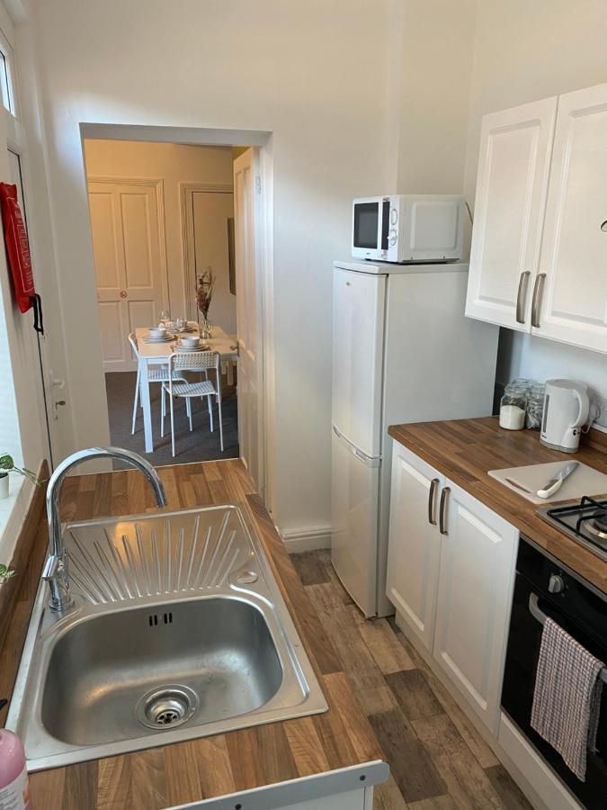 Kitchener - Wonderful 2-Bedroom Apt Sleeps 5 Free Parking Free Wifi ゲーツヘッド エクステリア 写真
